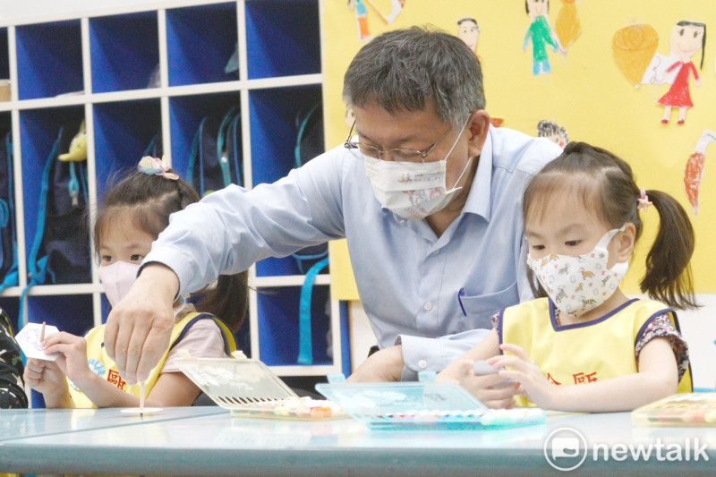 台北市長柯文哲出席「台北版準公共幼兒園2.0上路囉」記者會，並和小朋友們一起玩遊戲。   圖：張良一 / 攝