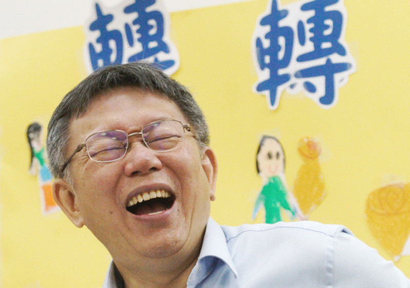 台北市長柯文哲出席「台北版準公共幼兒園2.0上路囉」記者會，並和小朋友們一起玩遊戲。   圖：張良一/攝
