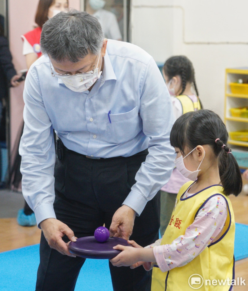 台北市長柯文哲出席「台北版準公共幼兒園2.0上路囉」記者會，並和小朋友們一起玩遊戲。   圖：張良一 / 攝