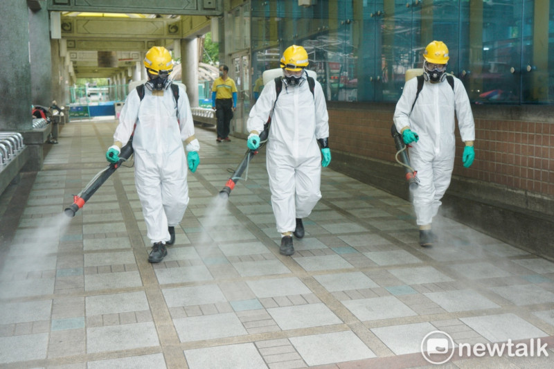 國內本土確診連環爆，台北市衛生局加強各地消毒作業。   圖：張良一/攝