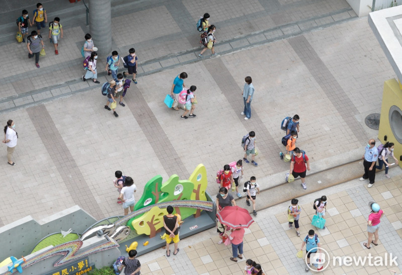 台北市議員吳沛憶接獲家長陳情，指確診康復學生，被排除在學校造冊接種疫苗之外，需自行上平台預約。（示意圖）   圖：張良一/攝（資料照片）
