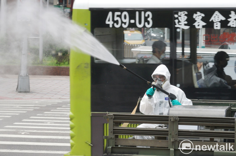 本土疫情加劇，陸軍化學兵在台北車站周遭消毒。（示意圖，與本新聞無關）   圖：張良一/攝