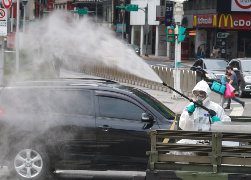 疫情升溫，許多產業都受到衝擊，圖為陸軍化學兵在台北車站周遭消毒。   圖：張良一/攝