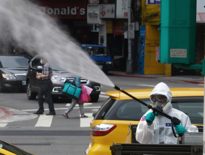 陸軍化學兵在台北車站周遭消毒。   圖：張良一/攝