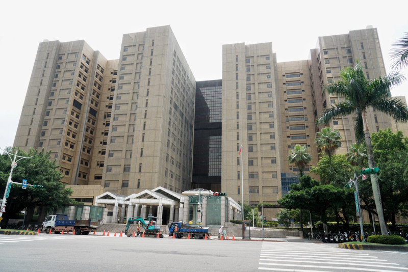 吳明賢表示，需要加護病房和插管的確診病人持續送來，加護病房已不敷使用。   圖：張良一/攝