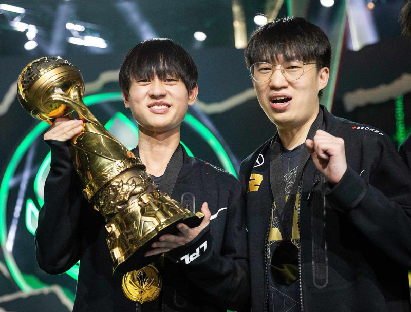 Xiaohu（右）創下MSI一個紀錄，他成為MSI歷年以不同位置出賽、最終奪冠的第一人。   圖：翻攝自lol esports twitter