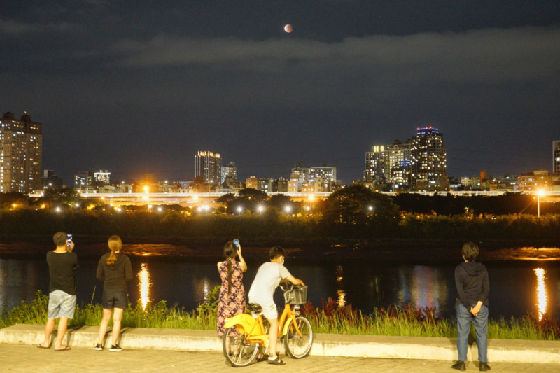 一些民眾在萬華馬場町紀念公園觀看難得一見的超級血月。   圖：張良一/攝
