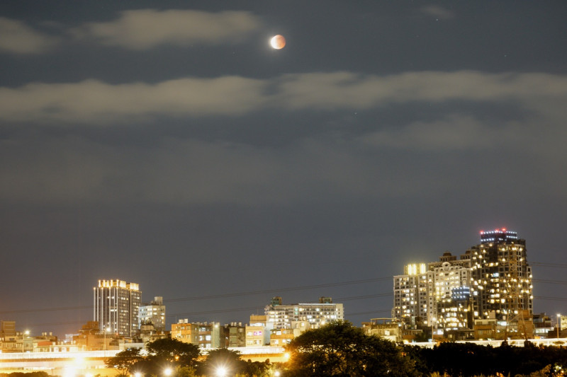 26日晚間超級血月景象。   圖：張良一/攝