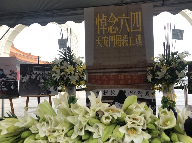 華人民主書院等民團4日在自由廣場舉辦「人權照亮民主 同行抵抗極權」六四32週年線上悼念晚會及系列活動。  圖：「六四32週年活動籌會」提供