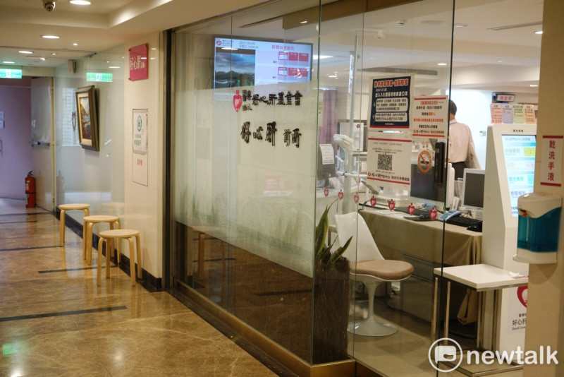 台北市好心肝診所私下違規替肝基會、診所志工施打上千劑疫苗，肝基會發812字的聲明稿，向外界對其「做法不當」致歉。   圖：張良一/攝