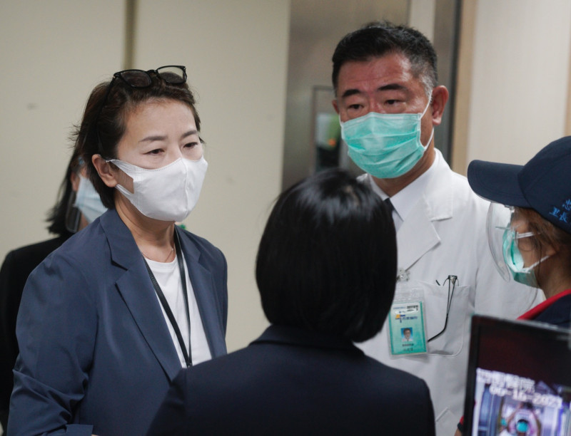 台北市副市長黃珊珊前往西園醫院了解疫苗施打情況，並和副院長孫建偉交換意見。   圖：張良一 / 攝