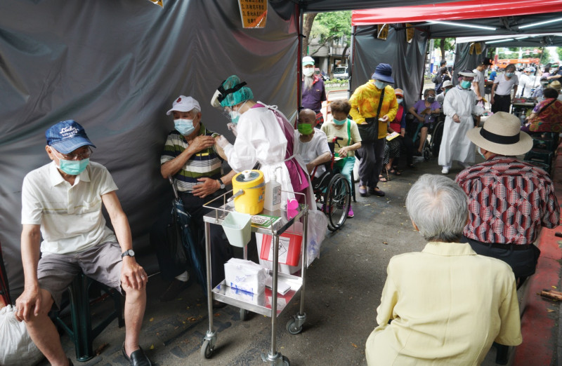 受日本捐贈124萬劑AZ疫苗後，高齡長者在北市萬華區西園醫院接種疫苗。   圖：張良一 / 攝（資料照）