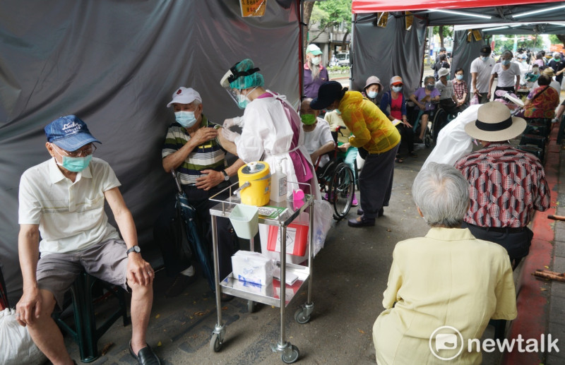 一些長者在北市萬華區西園醫院接種COVID-19疫苗。   圖：張良一/攝