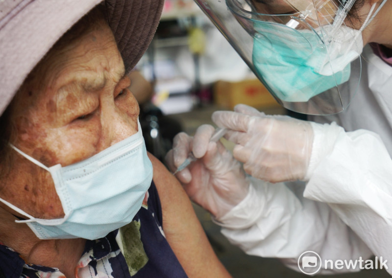 一些長者在北市萬華區西園醫院接種COVID-19疫苗。   圖：張良一 / 攝
