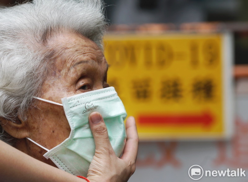 西園醫院原訂今天上午為台北市萬華區忠德里、和德里的85歲長者非預約場施打疫苗。（圖為一些長者在北市萬華區西園醫院接種COVID-19疫苗）。   圖：張良一/攝