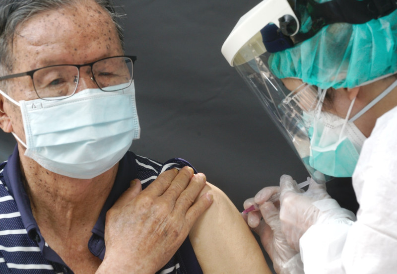 台灣武肺疫情嚴峻，全國各地已開如實施85歲長者施打COVID-19疫苗。除此之外，國內思主公醫院傳出以多種中藥可有效治療患者的好消息。   圖：張良一/攝