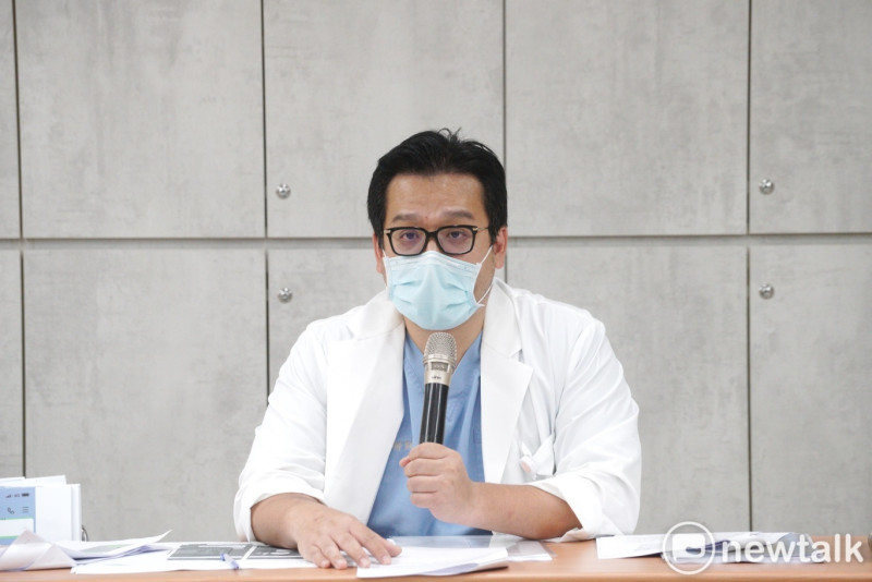 禾馨醫療營運長林思宏舉行記者會公布疫苗施打名單。   圖：張良一 / 攝