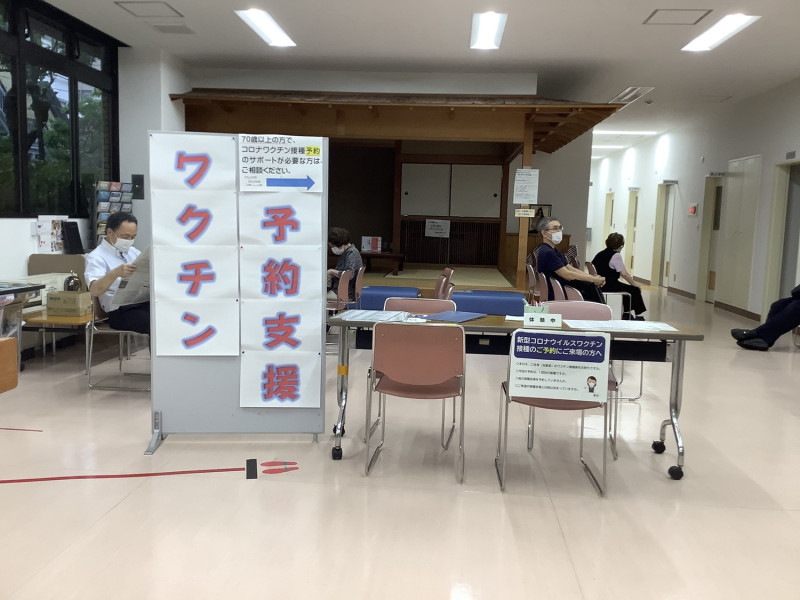 各地接種處都協助接種者預約，免除高齡者辛勞，日本政府開發了可以共用的預約接種APP。 圖：劉黎兒／攝