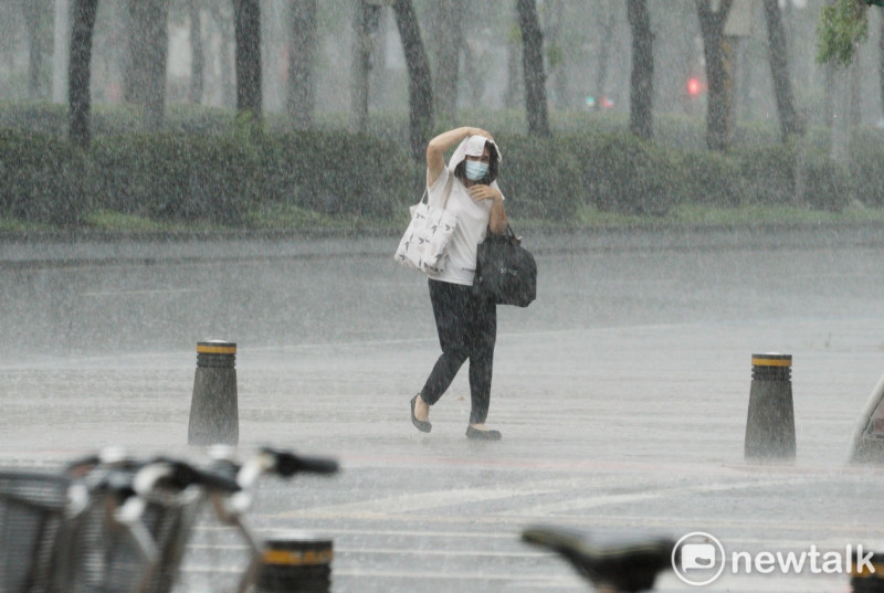 受到對流雲系旺盛的影響，台南今(7)日將下起短延時強降雨，出門要特別注意。(示意圖)   圖：張良一/攝（資料照）