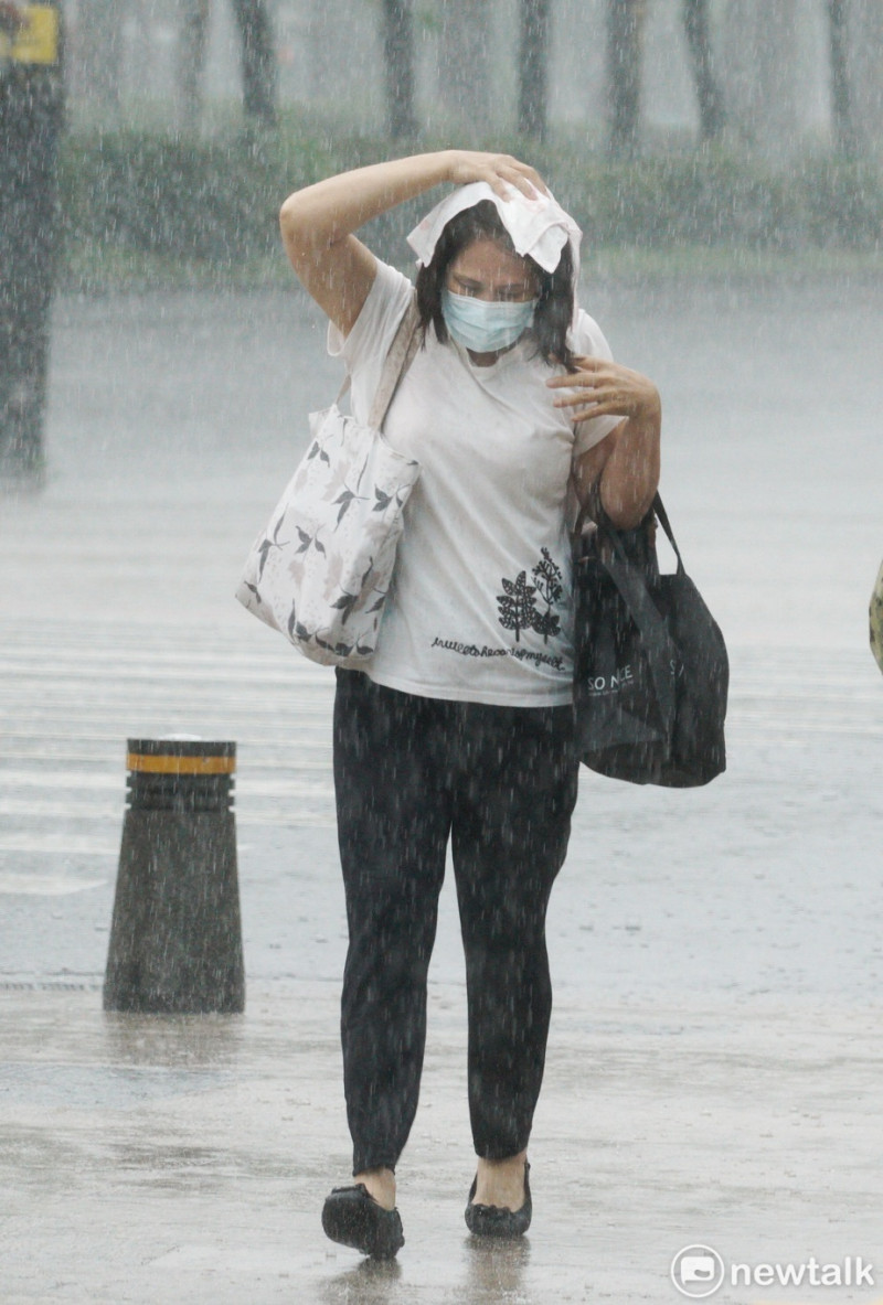 今(31)日受到「奈格」颱風外圍環流及東北季風增強影響，北部、東半部應慎防致災性的大量降雨。   圖：張良一/攝（資料照）