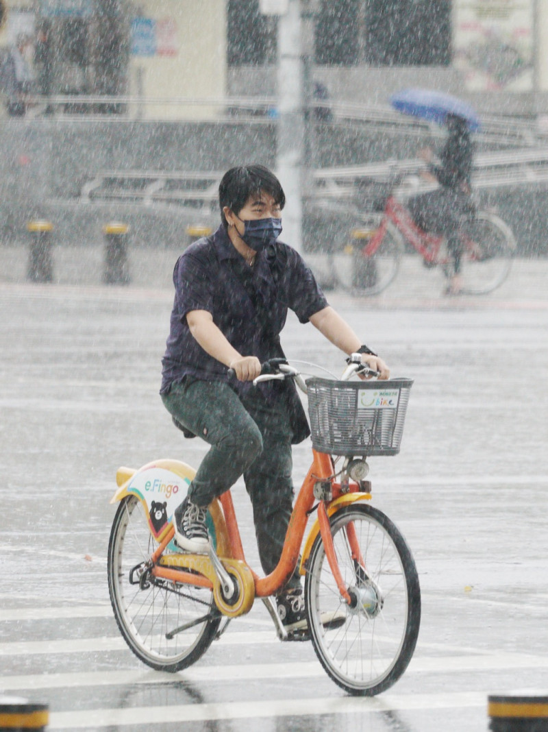4月9日至14日鋒面接力影響，氣象署示警短時強降雨與雷擊風險。   圖：張良一/攝