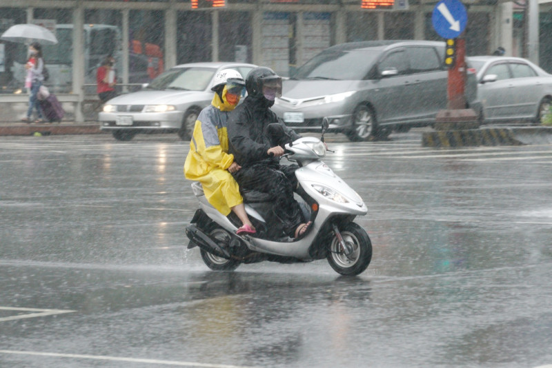 氣象專家吳德榮表示，隨著西南季風逐漸北上接近台灣，雷陣雨範圍及雨勢都會日漸擴大(資料照)。   圖：張良一/攝