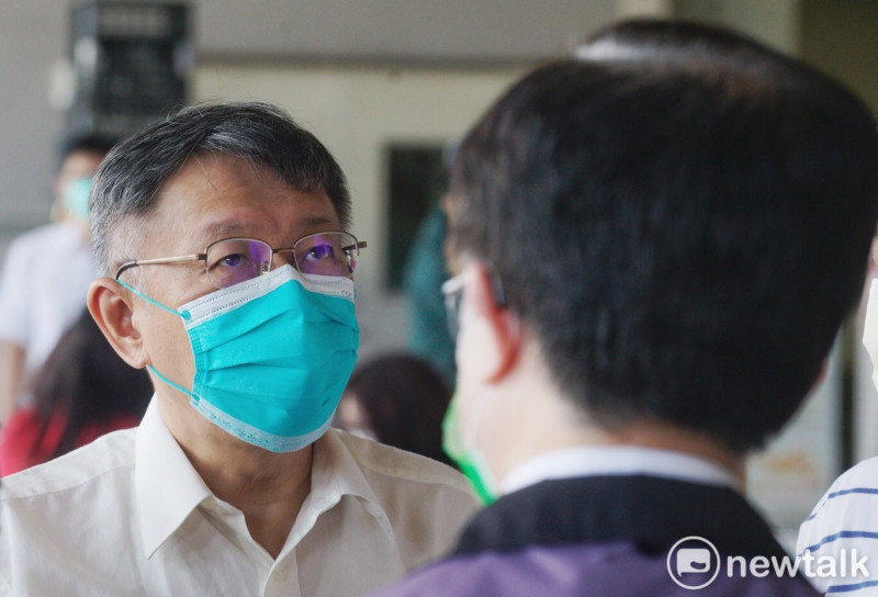 台北市長柯文哲、衛生局長黃世傑等人討論環南市場相關防疫作為。   圖：張良一 / 攝