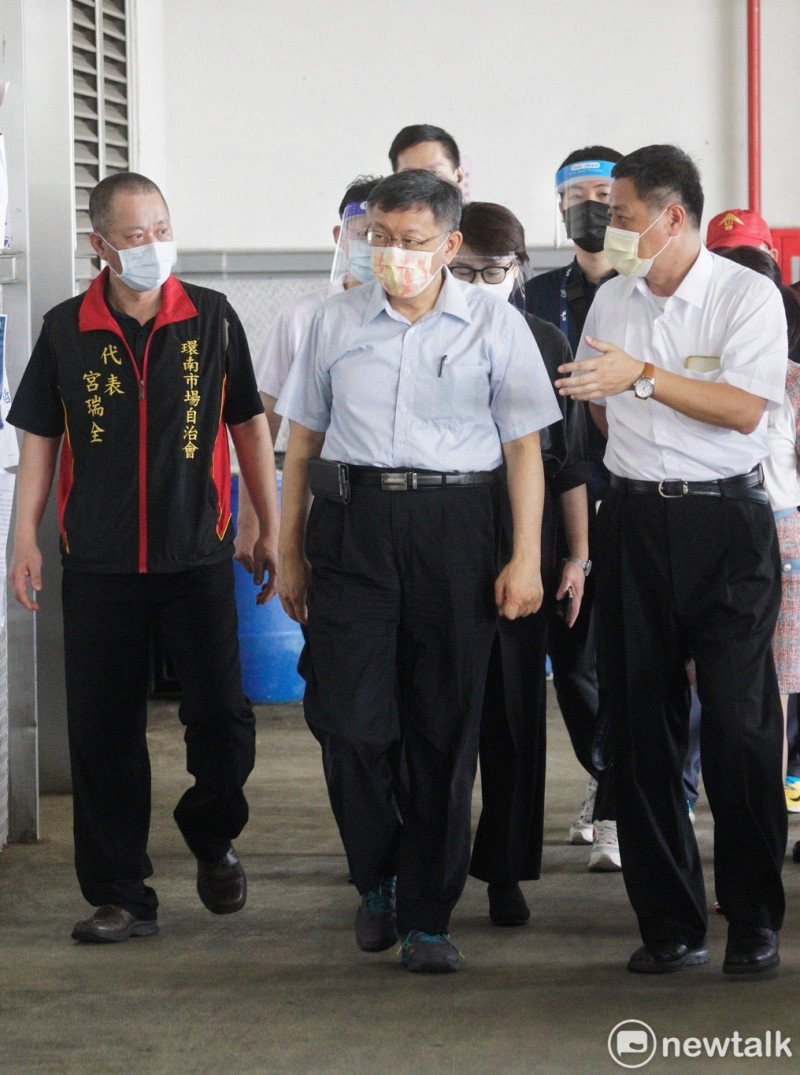 台北市長柯文哲上午在副市長黃珊珊、環南市場自治會長林勝東的陪同下，視察市場人員PCR篩檢情況。   圖：張良一 / 攝