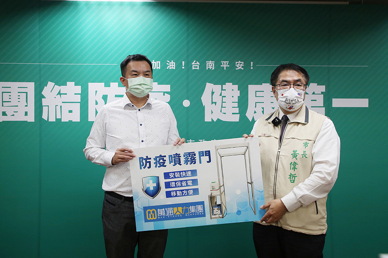 台南市長黃偉哲（右）也親自頒發感謝狀，感謝在地企業亞果集團董事長侯佑霖（左）與市場能結合。   圖：亞果集團提供