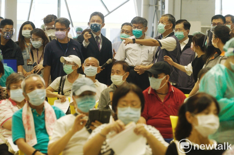 台北市長柯文哲上午到花博爭艷館大型接種站視察疫苗接種情況。   圖：張良一 / 攝