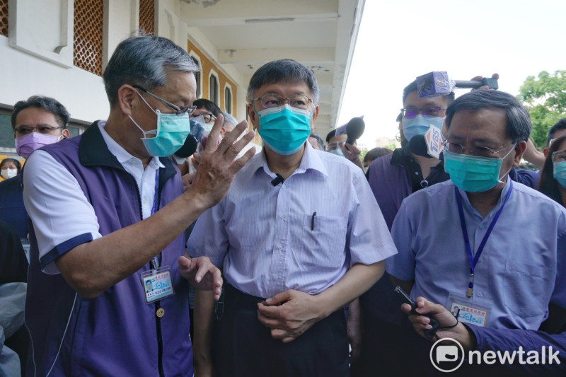 台北市長柯文哲上午到花博爭艷館大型接種站視察疫苗接種情況。   圖：張良一 / 攝