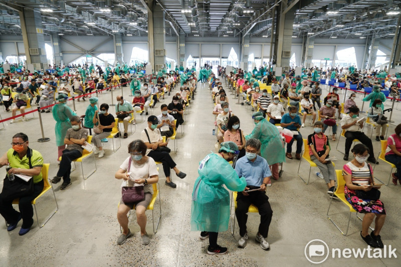台灣各縣市開始實施大規模疫苗施打，指揮中心指揮官陳時中宣布，公費疫苗可實施混打。(資料照)   圖：張良一/攝