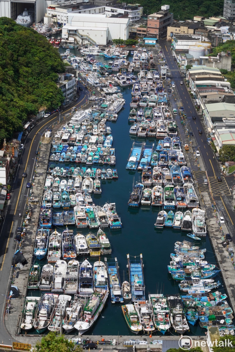 受烟花颱風外圍環流影響，宜蘭南方澳漁港內擠滿了避風浪的漁船。   圖：張良一 / 攝