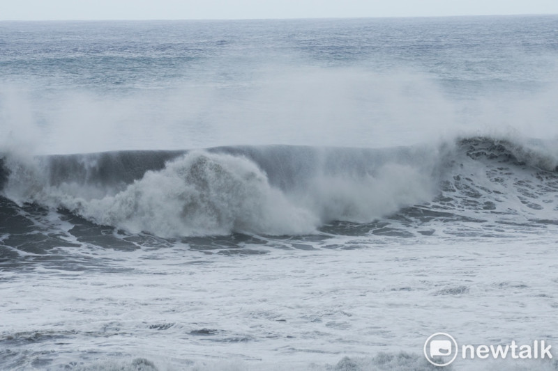 受烟花颱風外圍環流影響，宜蘭南方澳內埤海灘出現一波又一波的長浪，海巡署人員已在海灘警戒，不過仍吸引許多遊客前來觀浪。   圖：張良一 / 攝