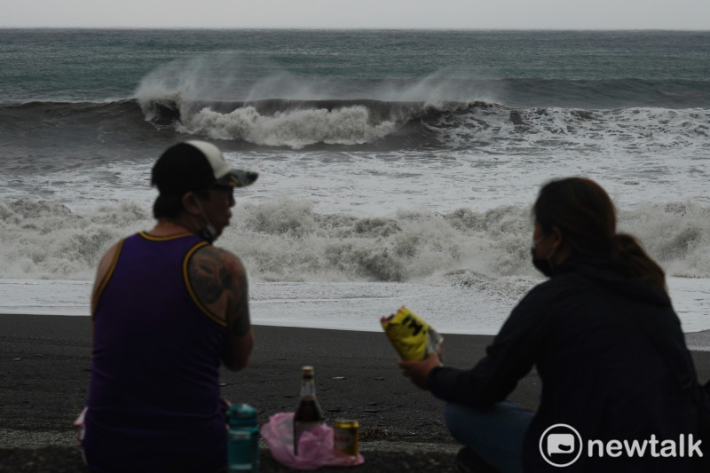 受烟花颱風外圍環流影響，宜蘭南方澳內埤海灘出現一波又一波的長浪，海巡署人員已在海灘警戒，不過仍吸引許多遊客前來觀浪。   圖：張良一 / 攝