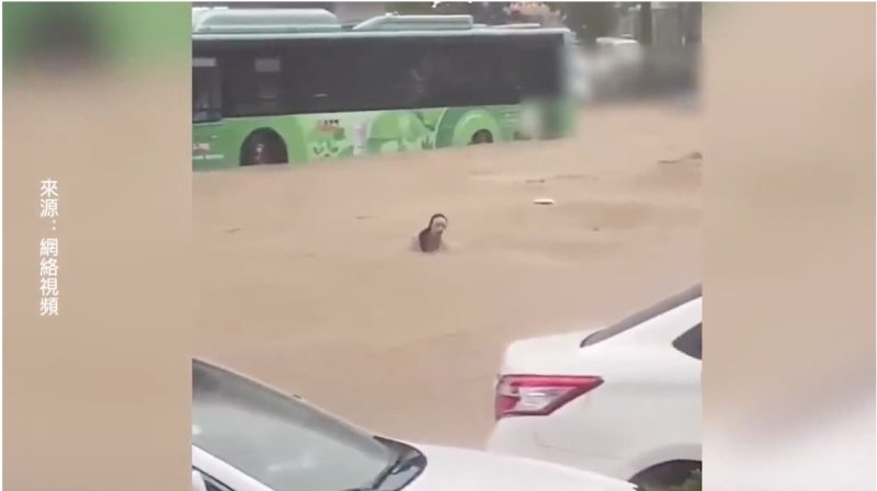 河南鄭州暴雨，街道成河，民眾泡在水裡。   圖：翻攝自網路影片