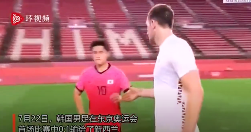 韓國男足球員李東炅拒絕和紐西蘭球員握手。   圖：翻攝自環視頻