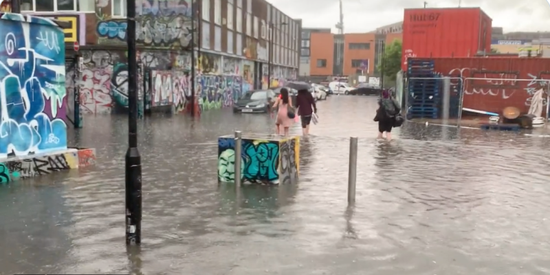 當地時間25日，倫敦的部分地區開始被雨水淹沒。   圖：翻攝自Daniel Moser推特