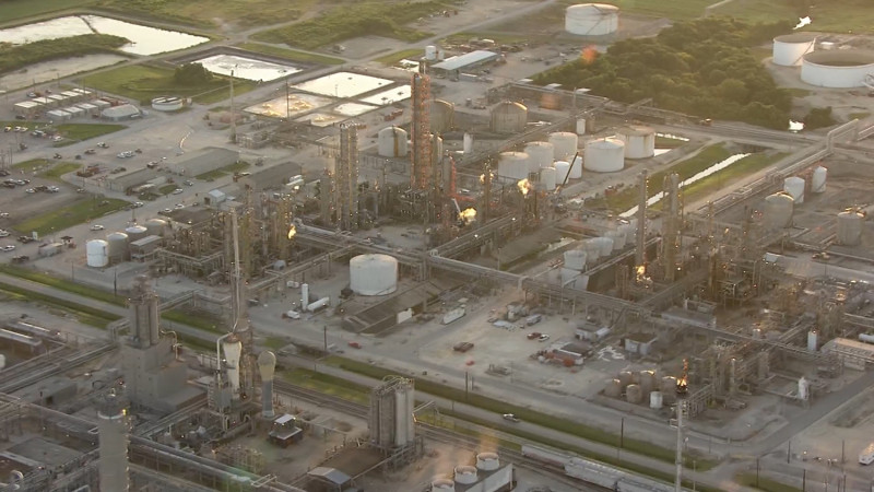 美國德州拉波特（La Porte）的利安德巴賽爾工廠（LyondellBasell）發生化學物品洩漏。   圖：翻攝自Anayeli Ruiz KHOU推特