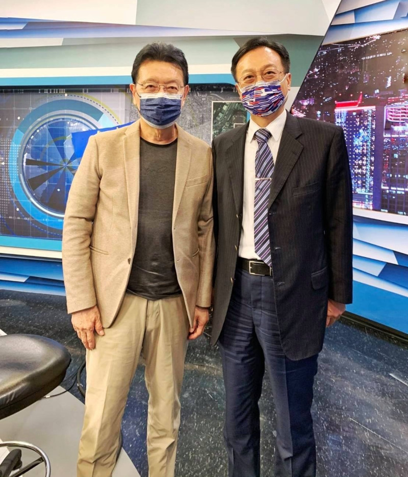 近日中廣董事長趙少康（左）邀請卓伯源（右）參與由他主持的節目《少康戰情室》。   圖：翻攝自卓伯源臉書
