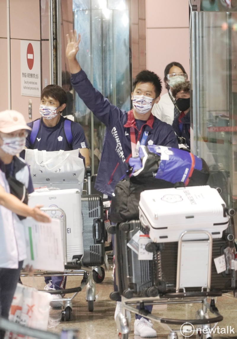 獲得2020東京奧運鞍馬銀牌的李智凱和教練林育信今天傍晚返抵國門。   圖：張良一/攝