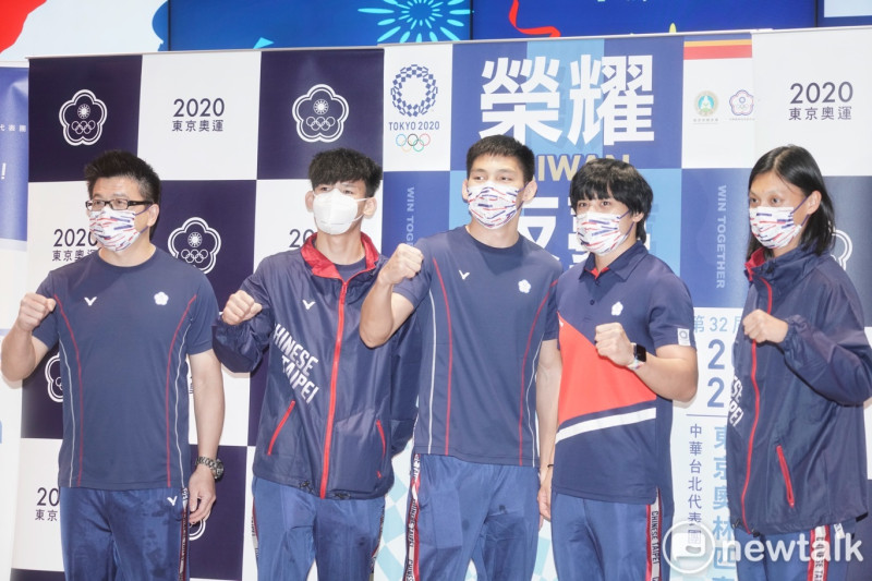 台灣東奧選手表現亮眼，捷報頻傳，圖為拳擊選手陳念琴（右二）、吳詩儀（右）和教練賴明輝（左）返抵國門。   圖：張良一/攝