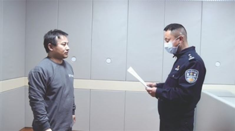 昆明開爾科技有限公司法定代表人、總經理鄭少峰（左）涉嫌嚴重違法。   圖：翻攝自騰訊網