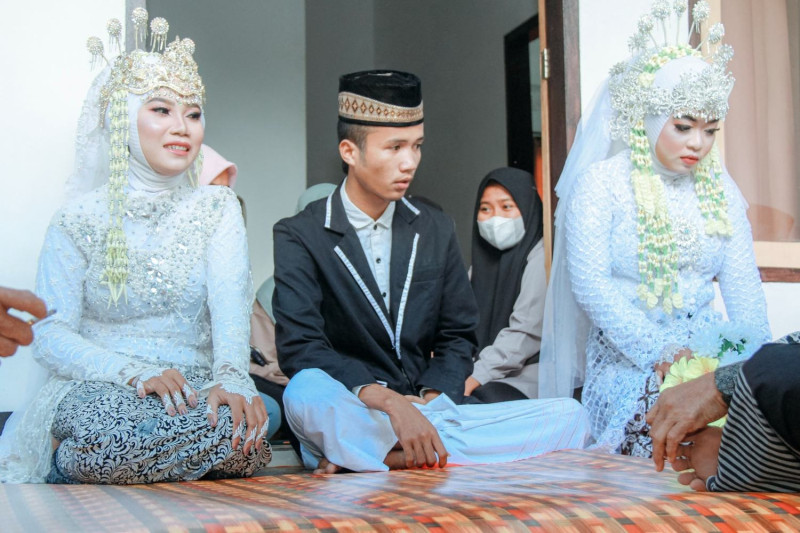 印尼龍目島一名男子阿克巴即將迎娶未婚妻，但他21歲的前女友萬妮妲不請自來。   圖：翻攝自Doyok Potret臉書