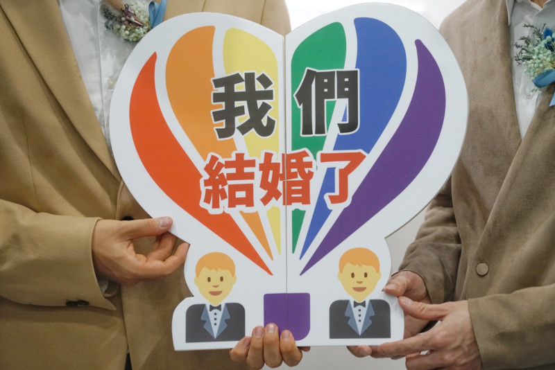 第一對台灣澳門跨國伴侶登記結婚記者會，右為信奇，左為阿古。   圖：張良一/攝