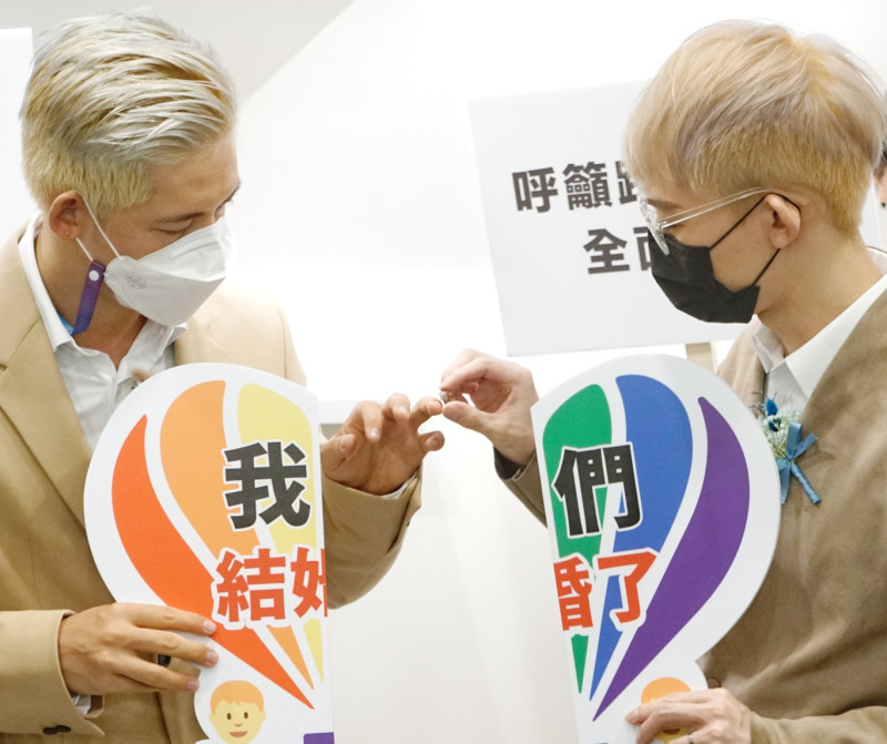 第一對台灣澳門跨國伴侶登記結婚記者會，右為信奇，左為阿古。   圖：張良一/攝