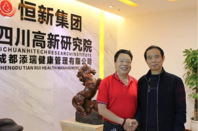 四川省成都市成華晉康診所負責人蔡昌晉（左）。   圖：翻攝自騰訊網