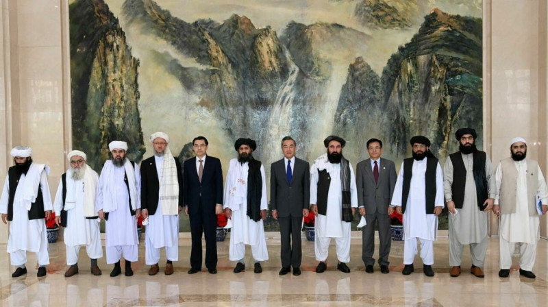 中國外交部長王毅7月底在天津與塔利班的代表團會晤。 圖：取自推特