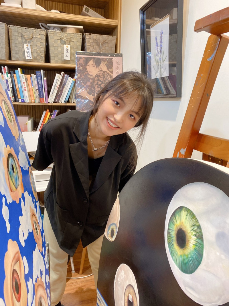 17歲少女畫家劉程萱義賣「眼睛」。   圖：劉程萱 / 提供