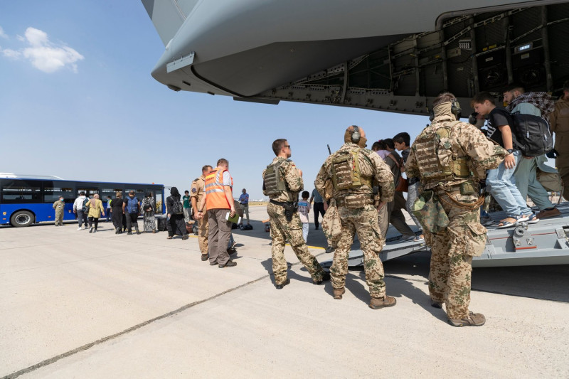 許多外國公民撤離阿富汗。圖為德國聯邦國防軍最後一架軍機已經載運軍人與公民離開阿富汗空域。   圖：翻攝自Deutsches_Heer推特